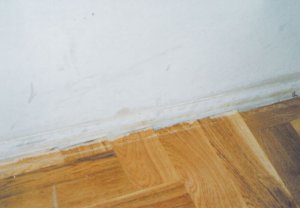 Podłogi i stropy - Główne przyczyny nawilgocenia, odspajania i wybrzuszania się deszczułek posadzki parkietowej
