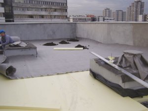 Dachy płaskie - Odprowadzenia  wody z tarasów o nawierzchni z płytek gresowych. 